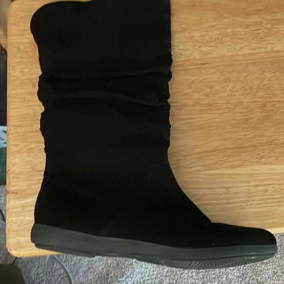 St. John's Bay Black Winter Boots with Slouchy Design - Picture 3 of 5